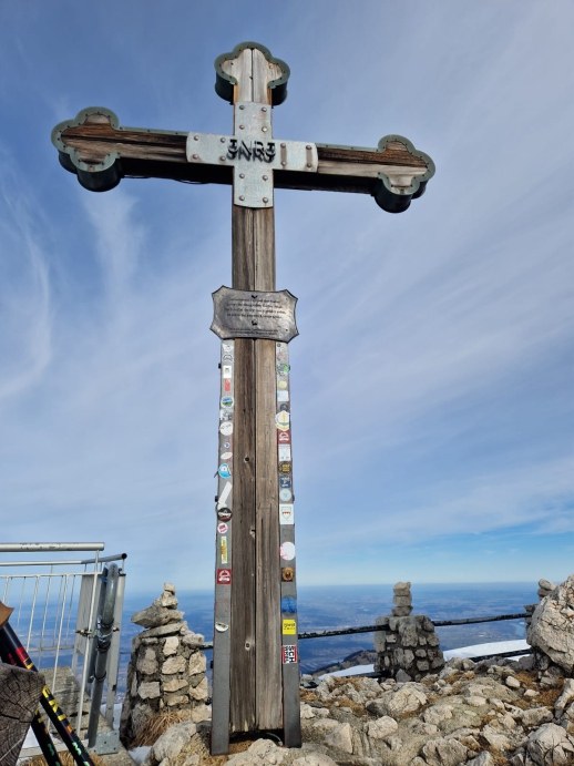 Gipfelkreuz vor blauem Himmel