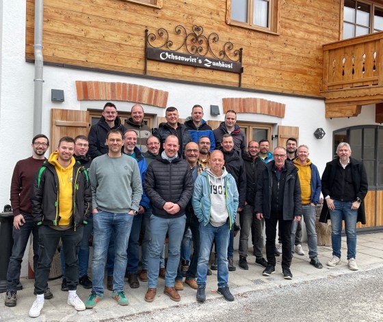 Gruppenfoto der Männer vor dem Hotel Ochsenwirt