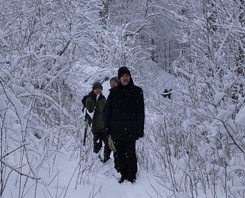 Schneewanderung im verschneiten Wald
