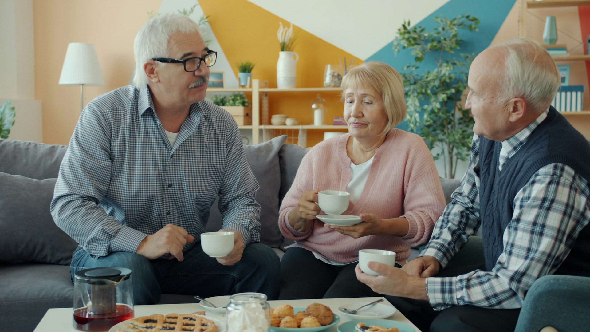 Seniorinnen und Senioren beim Kaffeetrinken und Gespräch